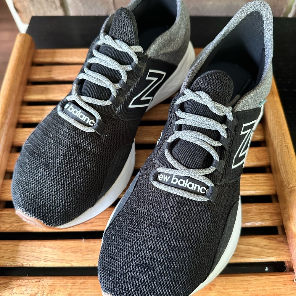 New Balance Black and Gray Sneakers with Breathable Mesh - Picture 14 of 16